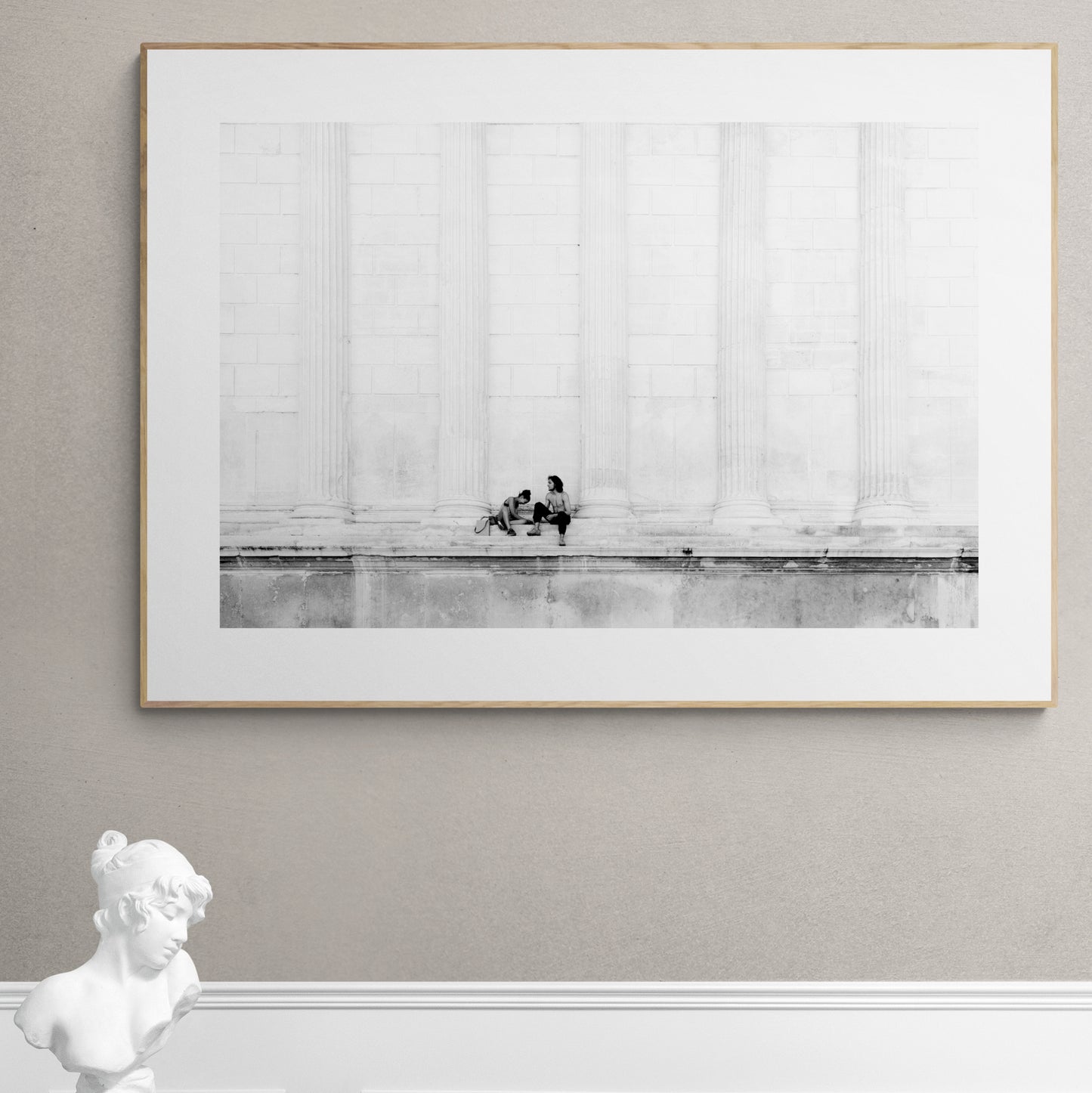 Maison Carrée, Nime, France, couple. Black and white street photography by Eric Schneider